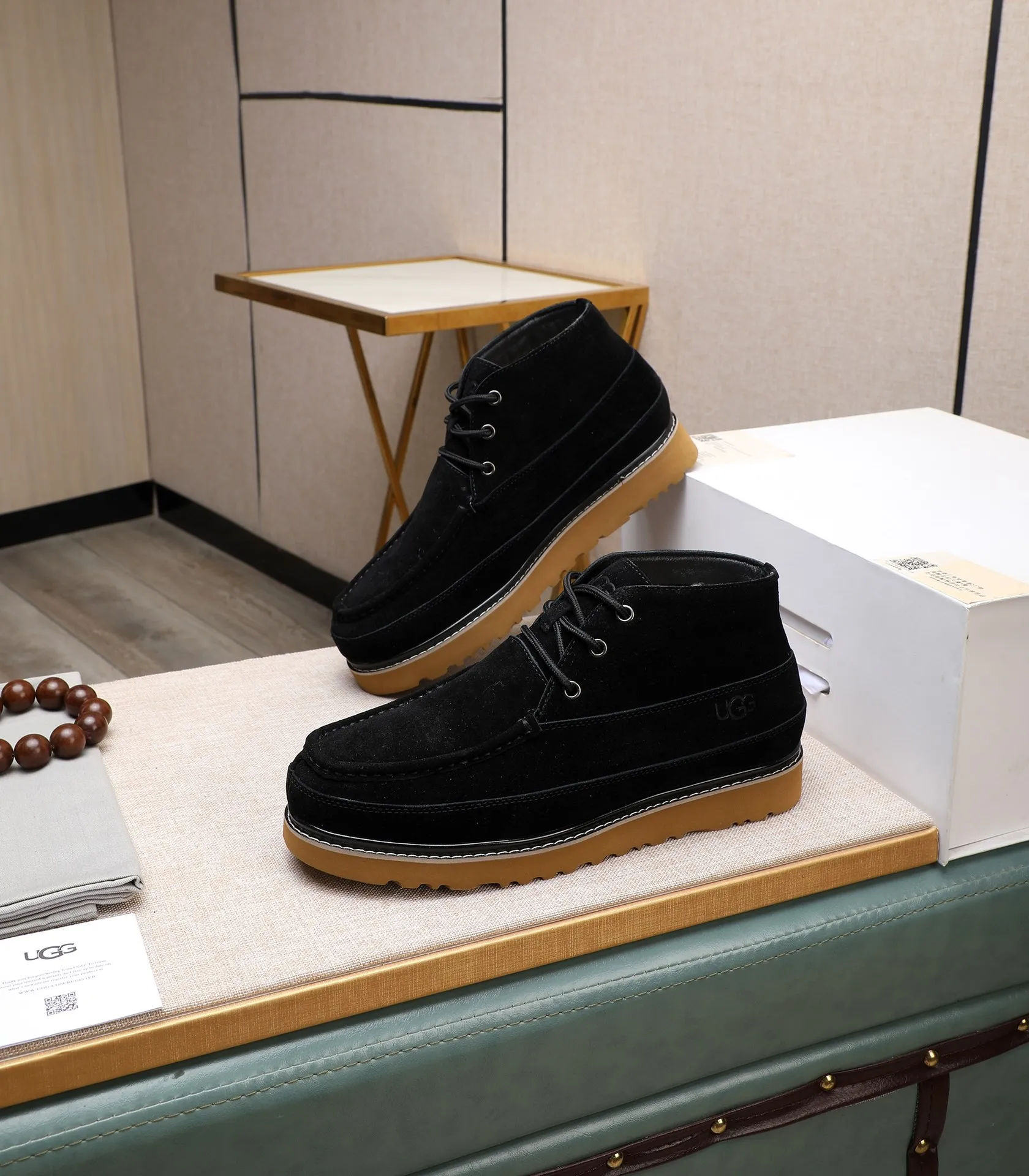 Men's shoes 💰600 (full genuine wool lining, 10% off for fake ones) Please note the quality of the original item and compare the thickness of the wool 🏮🏮 Popular UGG from Australia's warm luxury brand men's shoes, the official website is synchronized, Beckham men's style..., made of imported top-layer waxed cowhide, waxed toe cap, Australian real wool velvet lining Carefully sewn...Imported rubber Martin boots outsole (comfortable, soft, wear-resistant) The quality is really great...Exquisite workmanship, you can't put it down at first sight, size 38-44 (customized in 45)